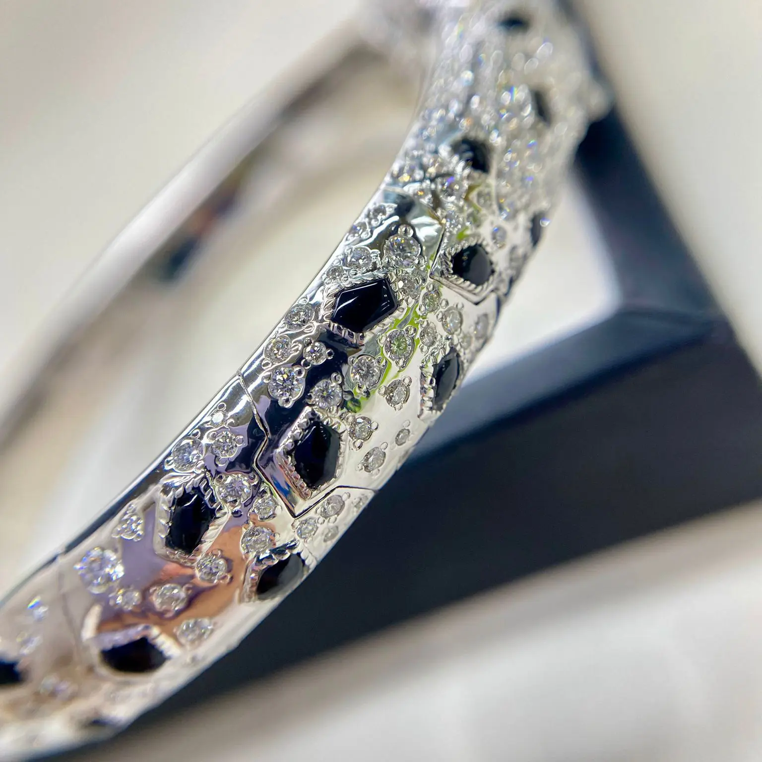 replica panthere de cartier bracelet white gold